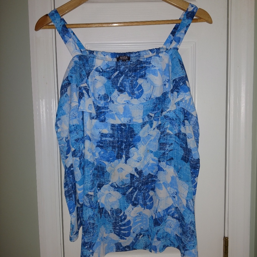 Bare shoulders shirt with 3/4 length sleeves